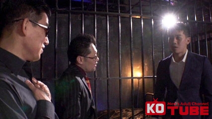 隠し倉庫で捕まった徹を舐め回すように見定める… 虐待捆绑-第2张