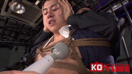 隠し倉庫で捕まった徹を舐め回すように見定める… 虐待捆绑-第11张