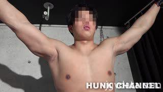 【X MODE：Full HD】ゴリゴリバルキーマッチョ、兼斗(けんと)くん21歳!!アナル舐められ男根ガチガチ、縛られてもヘビー級ピストンで突きまくる!!Xに拘束されたノンケの勃起雄筋肉棒を性女が喰い尽くす!!!【生ハメ】【目モザあり】 虐待捆绑-第38张